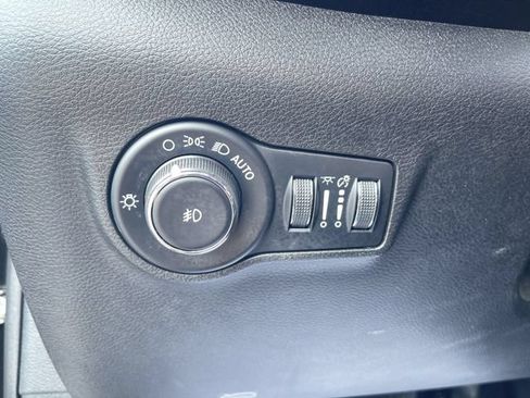 Used 2023 Jeep Compass Limited w/ Sun and Sound Group AWD/4WD image 17