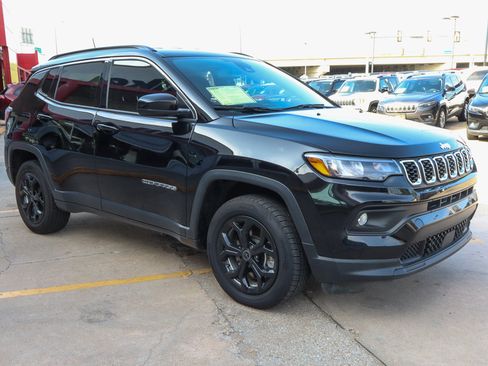 Used 2025 Jeep Compass Latitude AWD/4WD image 4