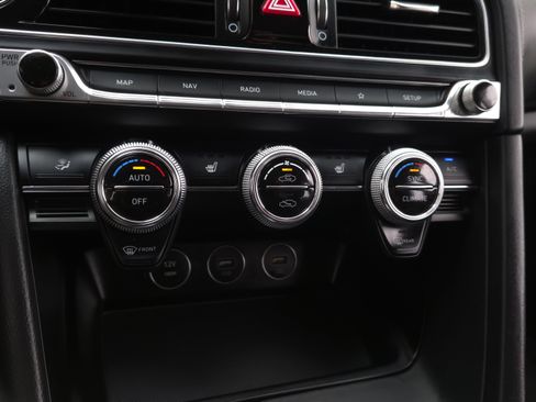 Used 2022 Genesis G70 2.0T image 17