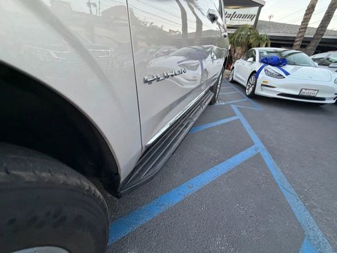 Used 2023 GMC Yukon XL SLT image 6