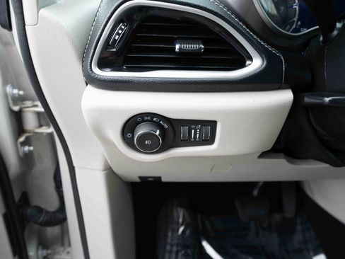 Used 2021 Chrysler Pacifica Touring-L FWD image 11