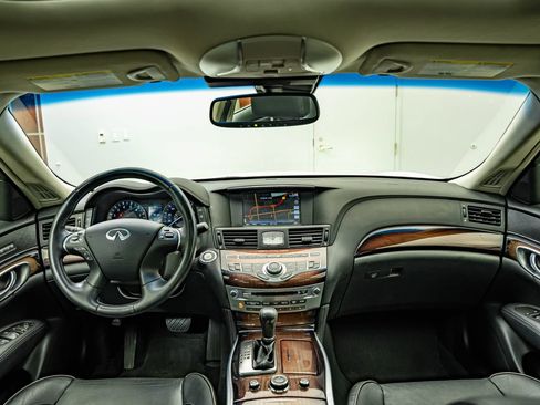 Used 2015 INFINITI Q70 3.7 w/ Deluxe Touring Package AWD/4WD image 4