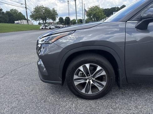 Used 2022 Toyota Highlander XLE AWD/4WD image 26