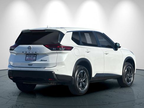 Used 2024 Nissan Rogue SV image 4