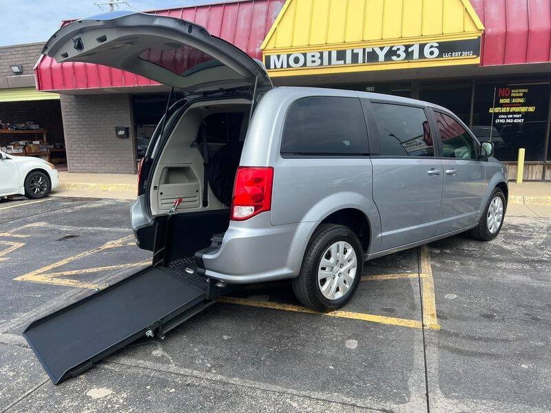 Used 2018 Dodge Grand Caravan SE w/ UConnect Hands-Free Group FWD image 2