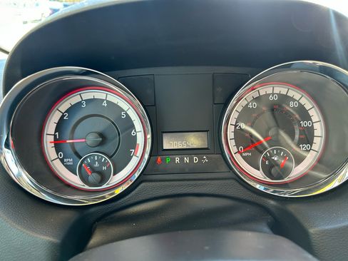 Used 2019 Dodge Grand Caravan SE w/ UConnect Hands-Free Group image 16