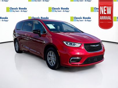 Used 2025 Chrysler Pacifica Select