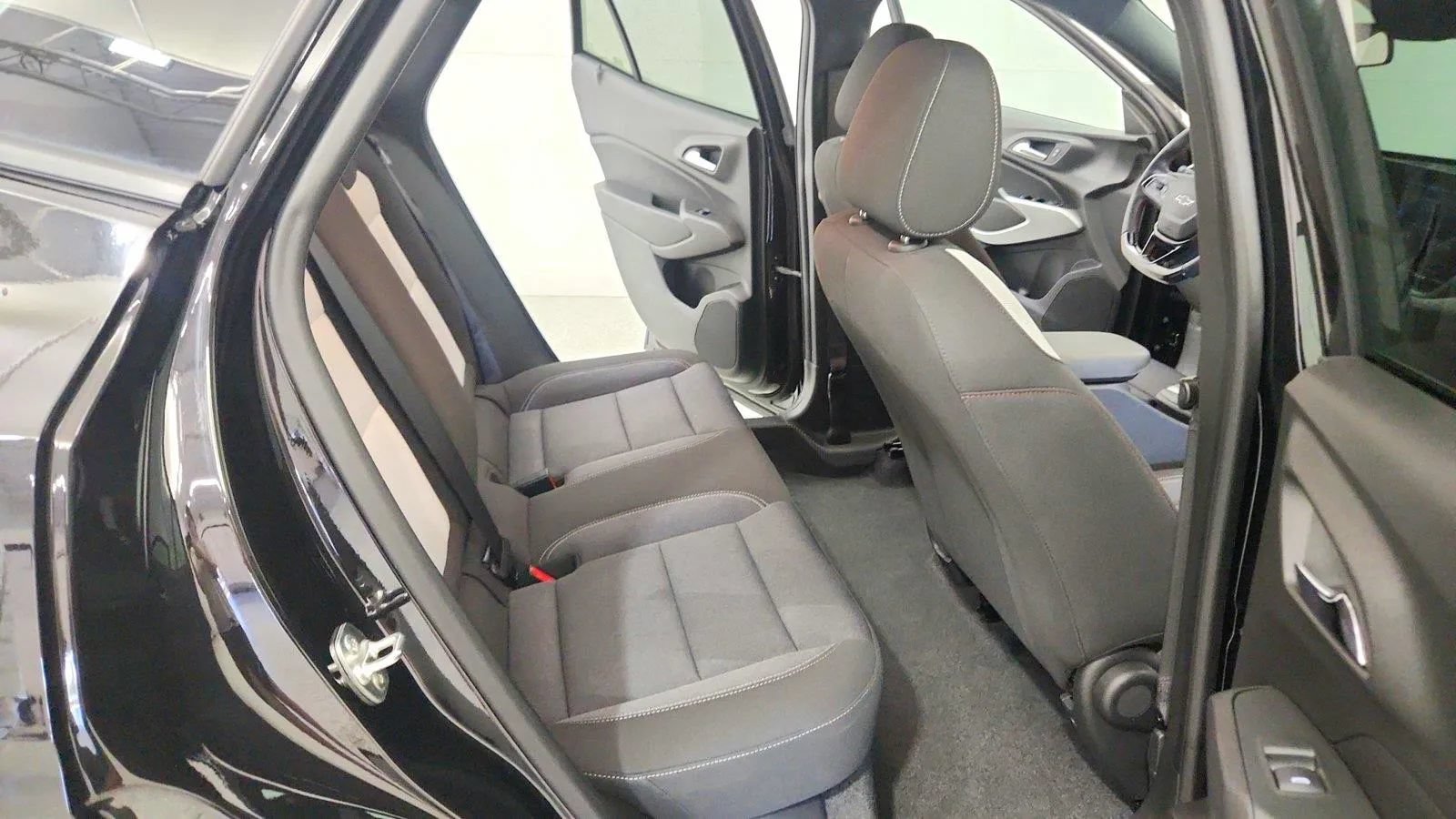 Used 2024 Chevrolet Trax RS w/ Driver Confidence Package FWD image 27