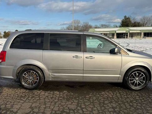 Used 2017 Dodge Grand Caravan SXT image 8