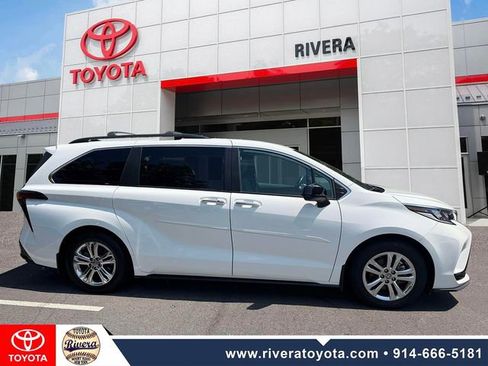 Used 2023 Toyota Sienna XSE w/ XSE Plus Package AWD/4WD image 4