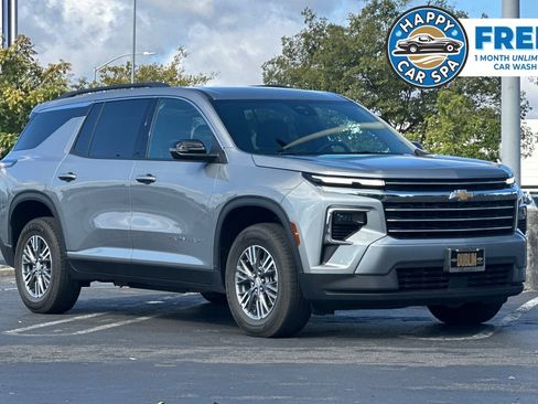 Used 2025 Chevrolet Traverse LT AWD/4WD image 1