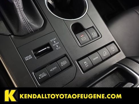 Used 2022 Toyota Highlander XLE AWD/4WD image 17