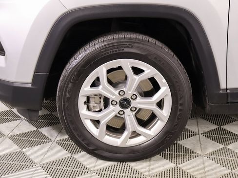 Used 2025 Jeep Compass Latitude image 16