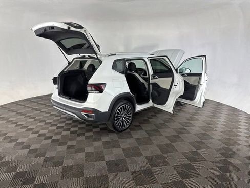 Used 2025 Volkswagen Taos SE FWD image 14