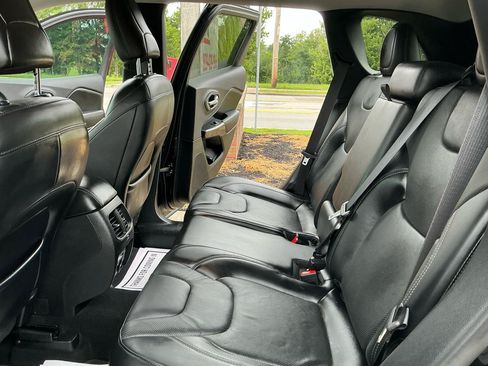 Used 2019 Jeep Cherokee Limited AWD/4WD image 10