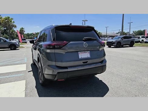Used 2024 Nissan Rogue SV w/ SV Premium Package FWD image 30