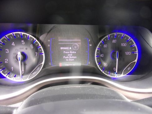 Used 2017 Chrysler Pacifica Touring image 27