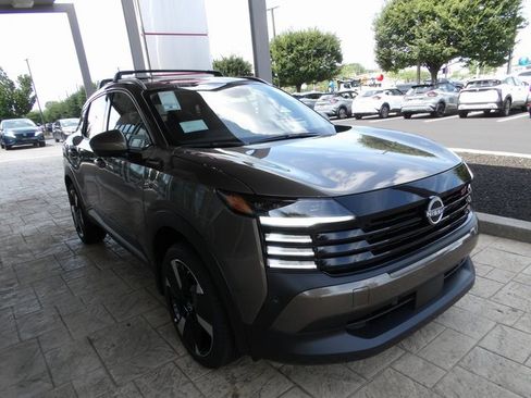 Used 2025 Nissan Kicks SR image 3