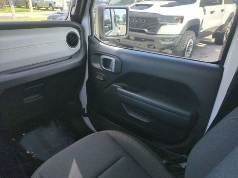 Used 2024 Jeep Gladiator Sport AWD/4WD image 18