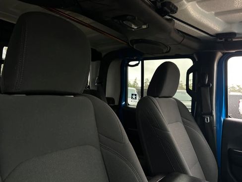 Used 2021 Jeep Gladiator Sport image 17