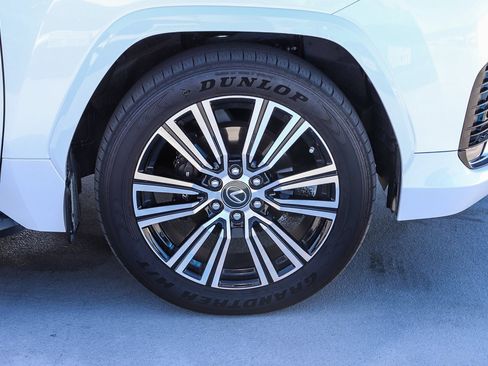 Used 2025 Lexus LX 600 4WD w/ Luxury Package image 10