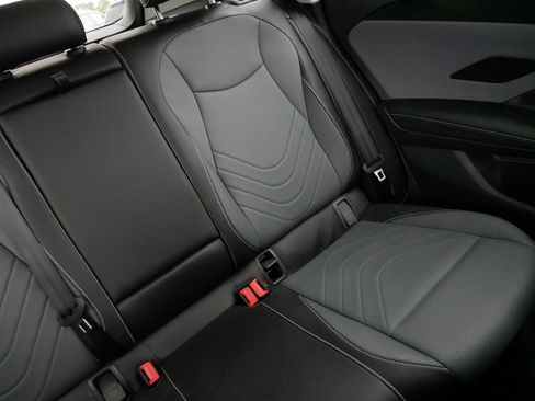 Used 2025 Volkswagen Tiguan SE w/ Panoramic Sunroof Package AWD/4WD image 14