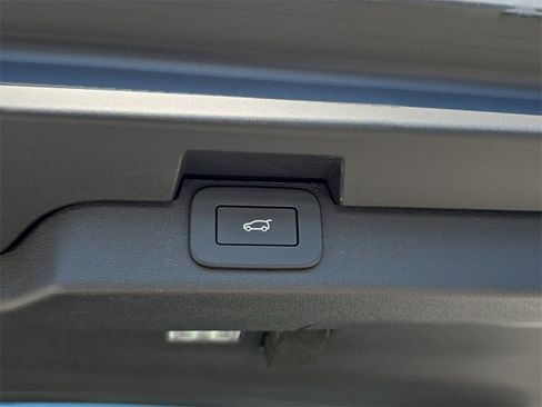 New 2025 Land Rover Discovery S image 14