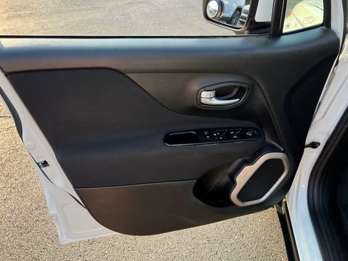 Used 2015 Jeep Renegade Latitude w/ Popular Equipment Group FWD image 9