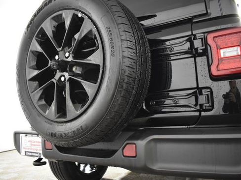 Used 2025 Jeep Wrangler Unlimited Sahara AWD/4WD image 40