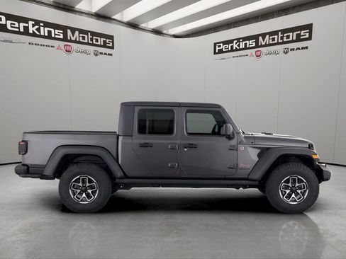 Used 2025 Jeep Gladiator Rubicon w/ Convenience Group AWD/4WD image 9
