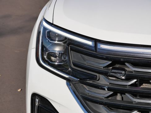 Certified 2025 Volkswagen Atlas SEL Premium R-Line image 16