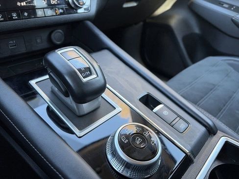 Used 2024 Mitsubishi Outlander SE image 17