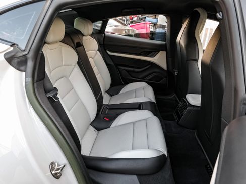 Used 2022 Porsche Taycan image 36