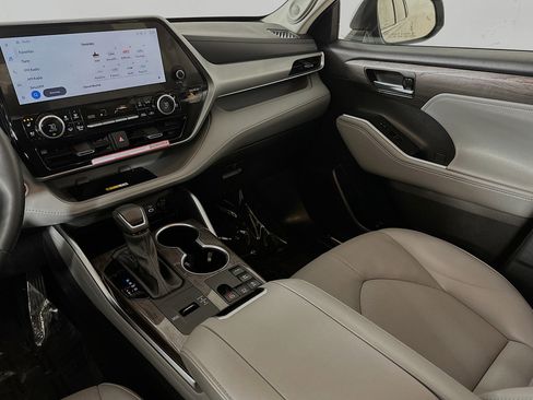 Used 2024 Toyota Highlander Platinum image 23