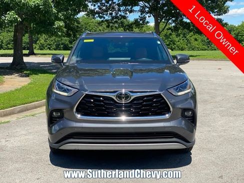 Used 2021 Toyota Highlander Platinum AWD/4WD image 2