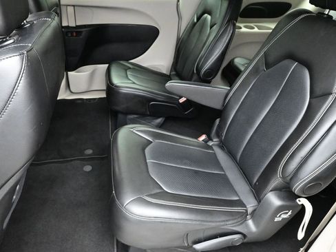 Used 2024 Chrysler Pacifica Touring-L image 15