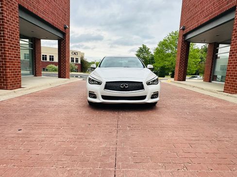 Used 2016 INFINITI Q50 2.0t w/ Moonroof Package RWD image 2