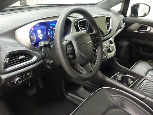 Used 2023 Chrysler Pacifica Limited w/ S Appearance Package image 17