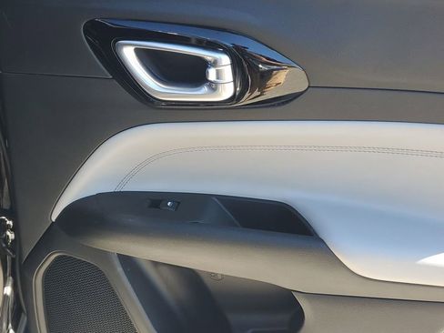 Used 2023 Jeep Compass Limited image 43