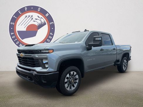 Used 2025 Chevrolet Silverado 2500 Custom w/ Custom Value Package AWD/4WD image 2