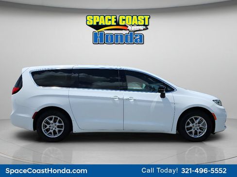 Used 2025 Chrysler Pacifica Select FWD image 2