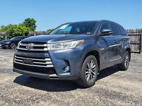 Used 2018 Toyota Highlander XLE AWD/4WD image 3