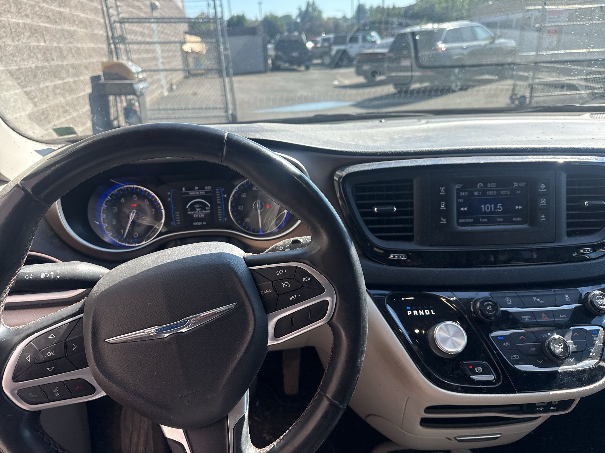Used 2017 Chrysler Pacifica Touring-L FWD image 9