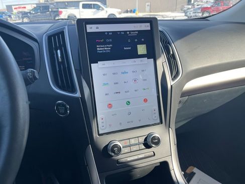 Used 2024 Ford Edge SEL w/ Convenience Package image 17