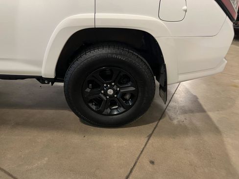 Used 2022 Toyota 4Runner SR5 AWD/4WD image 41