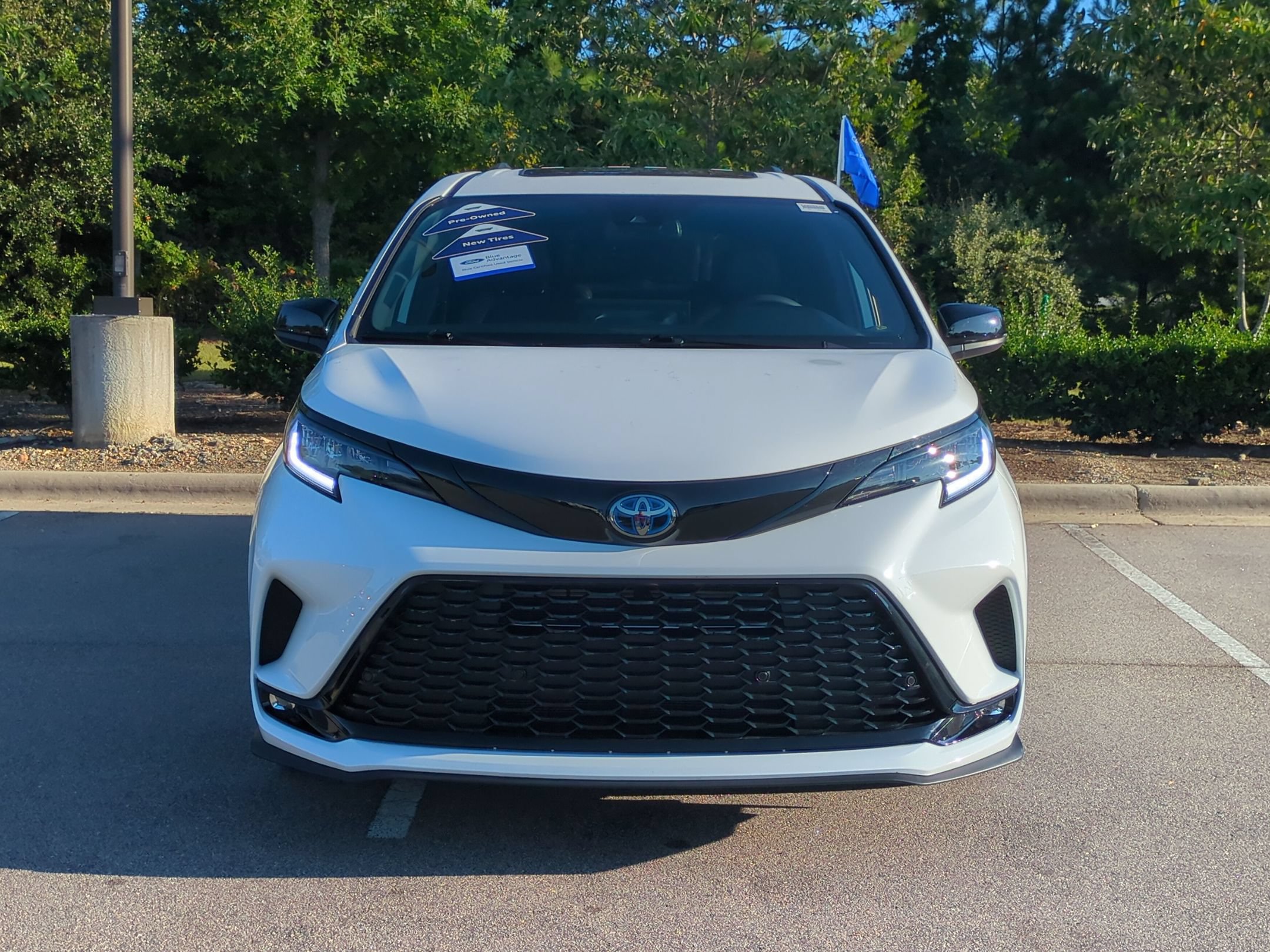 Used 2025 Toyota Sienna XSE FWD image 9