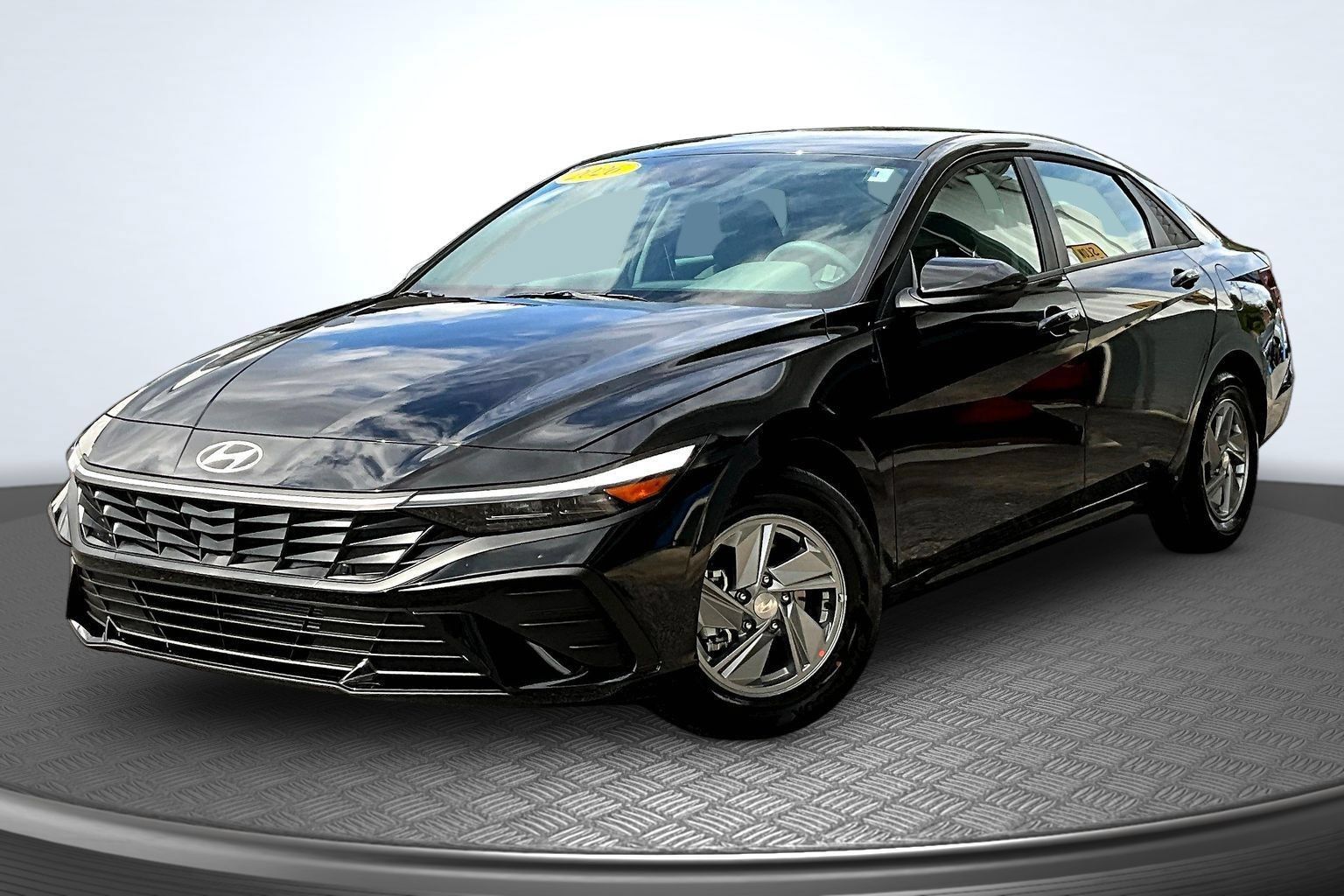 Used 2026 Hyundai Elantra SE FWD image 1