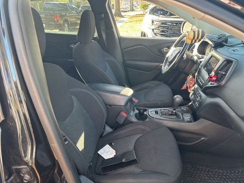 Used 2019 Jeep Cherokee Latitude w/ Cold Weather Group image 5