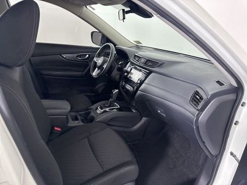 Used 2019 Nissan Rogue SV image 17