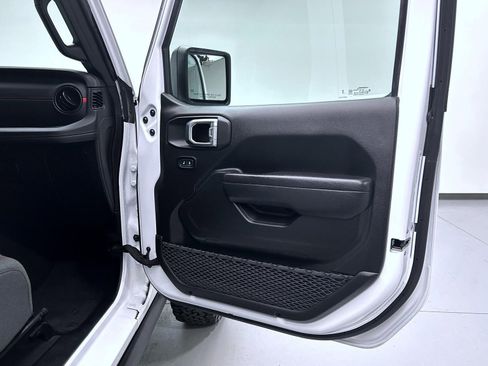 Used 2025 Jeep Wrangler Unlimited Rubicon AWD/4WD image 16